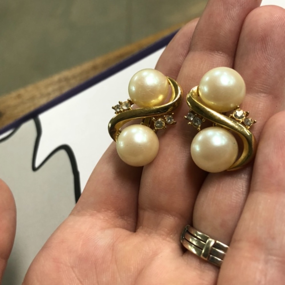 Vintage Richelieu Pearl Clip On Earrings - image 6